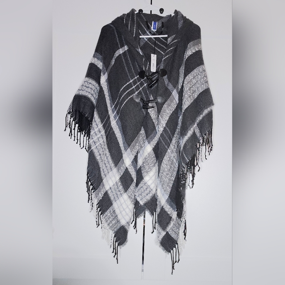NEW WITH TAGS Apt. 9 Grey plaid knit poncho one size